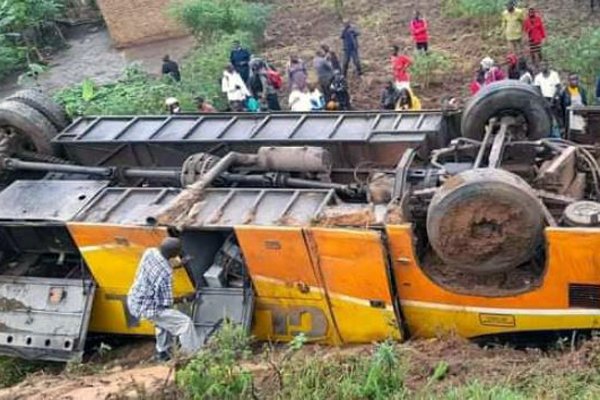 3 injured as Global Bus Overturns in Mpigi